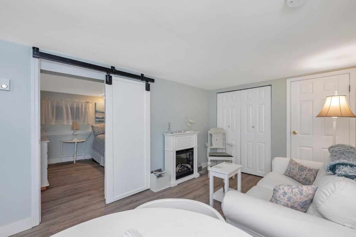 Quaint 1 Bedroom Lower Suite In Victoria, Bc Exterior foto