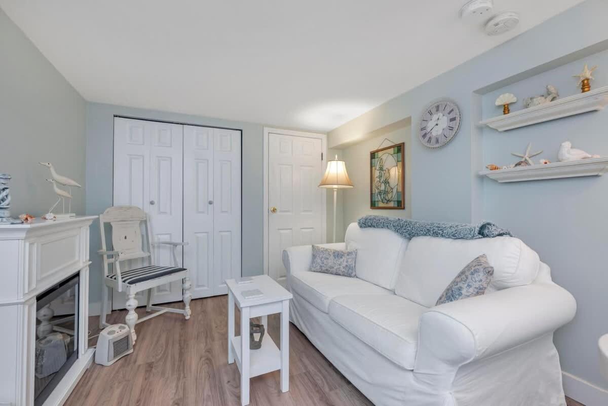 Quaint 1 Bedroom Lower Suite In Victoria, Bc Exterior foto